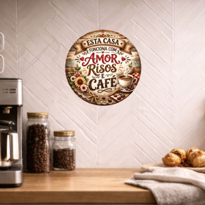 Placa Decorativa – Esta Casa funciona com amor, risos e café – 20x20cm – 2D
